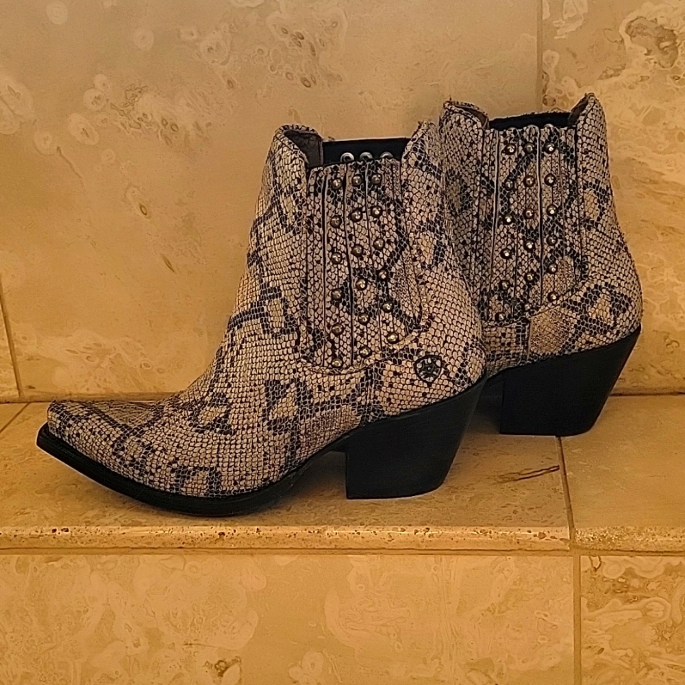 Like new Ariat booties